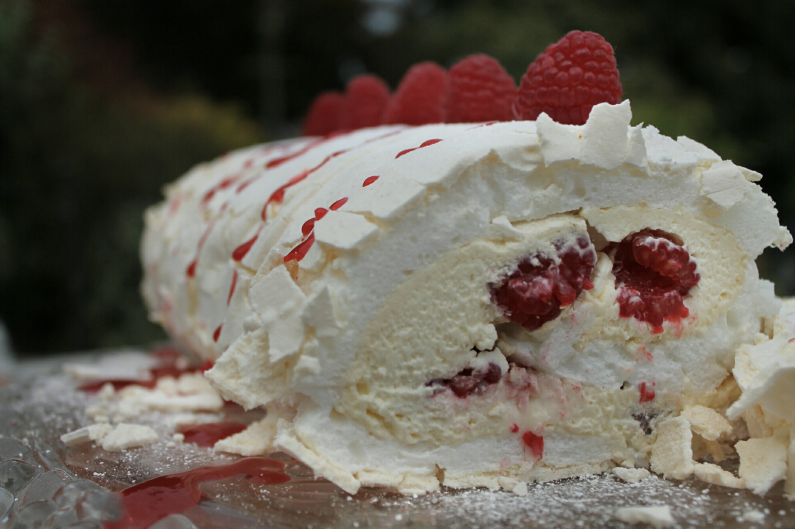 Raspberry & White Chocolate Roulade – Oh So Lean